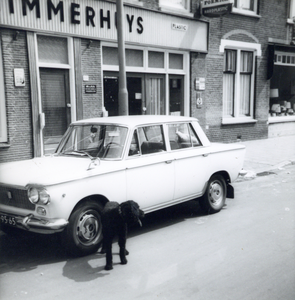 883834 Afbeelding van een Fiat 1500 voor het pand Waterstraat 87-89 (Houthandel 't Timmerhuys) te Utrecht.